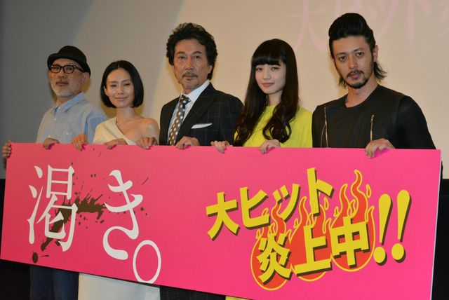 「クズ映画」との批判に…笑顔？映画『渇き。』の公開記念舞台あいさつフォトギャラリー（2枚目）