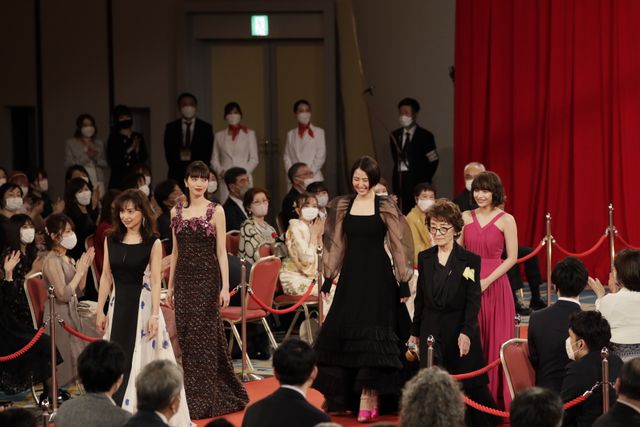 美の競演！長澤まさみら女優たちの華やかなドレス姿（9枚目）