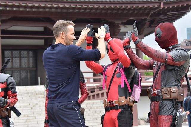 『デッドプール2』ライアン・レイノルズ、日本のデップーコスプレイヤーと対面！：フォトギャラリー