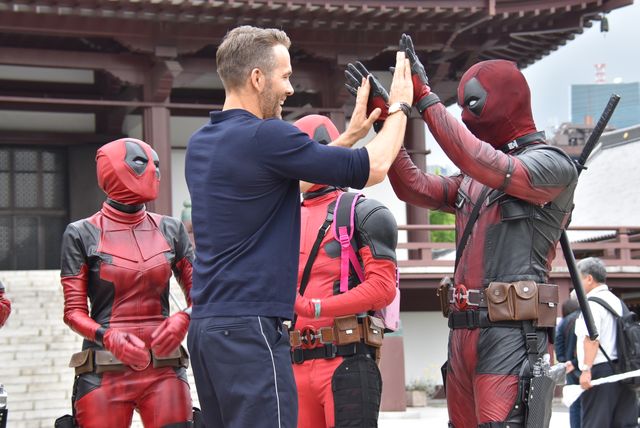 『デッドプール2』ライアン・レイノルズ、日本のデップーコスプレイヤーと対面！（2枚目）