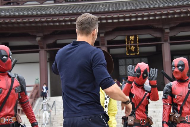 『デッドプール2』ライアン・レイノルズ、日本のデップーコスプレイヤーと対面！（3枚目）