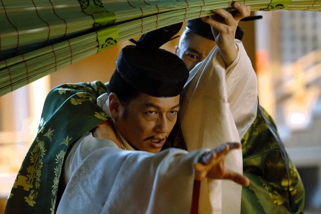 御簾を越える道隆に一条天皇戦慄！「光る君へ」第17回場面写真：フォトギャラリー