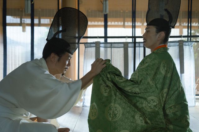 御簾を越える道隆に一条天皇戦慄！「光る君へ」第17回場面写真（12枚目）