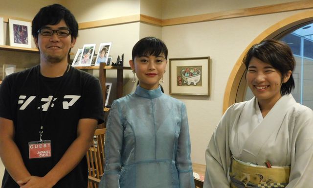 左から撮影監督の村松良、女優の廣田朋菜、速水萌巴監督