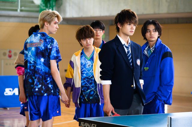 制服姿の佐野勇斗！ドラマ「FAKE MOTION -卓球の王将-」第1話場面カット：フォトギャラリー