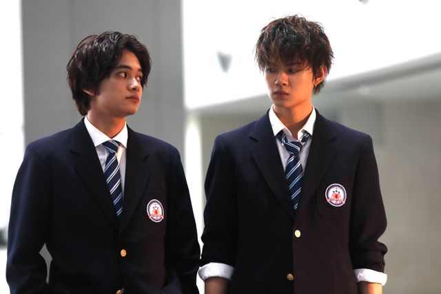 制服姿の佐野勇斗！ドラマ「FAKE MOTION -卓球の王将-」第1話場面カット（4枚目）