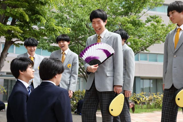 制服姿の佐野勇斗！ドラマ「FAKE MOTION -卓球の王将-」第1話場面カット（5枚目）