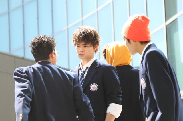 制服姿の佐野勇斗！ドラマ「FAKE MOTION -卓球の王将-」第1話場面カット（7枚目）