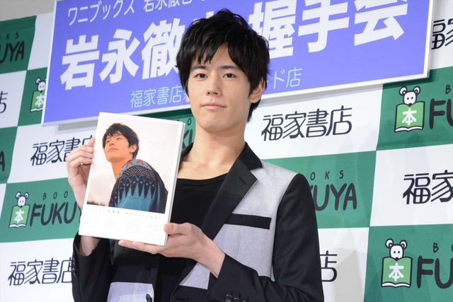 岩永徹也ノリノリでポーズ！ライダーファンが喜ぶ土管セットがサプライズ登場：フォトギャラリー