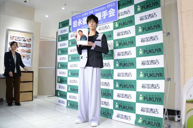 岩永徹也ノリノリでポーズ！ライダーファンが喜ぶ土管セットがサプライズ登場（2枚目）