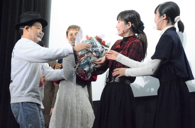 盛大な拍手に包まれた『エッシャー通りの赤いポスト』初日舞台あいさつ（3枚目）