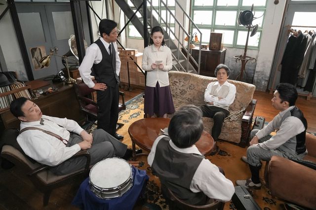 となりに座って…「ブギウギ」第50回の場面写真（3枚目）