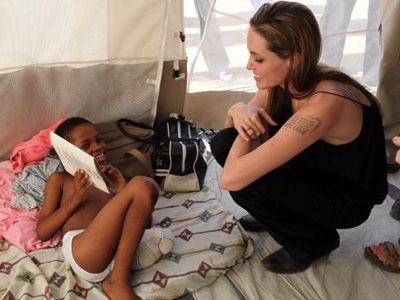 ハイチ大地震で片足を失った子どもとアンジェリーナ・ジョリー