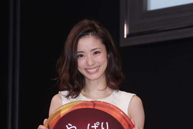 ママになった上戸彩、春らしいワンピースで登場！「イソジン」新CM発表会フォトギャラリー（3枚目）