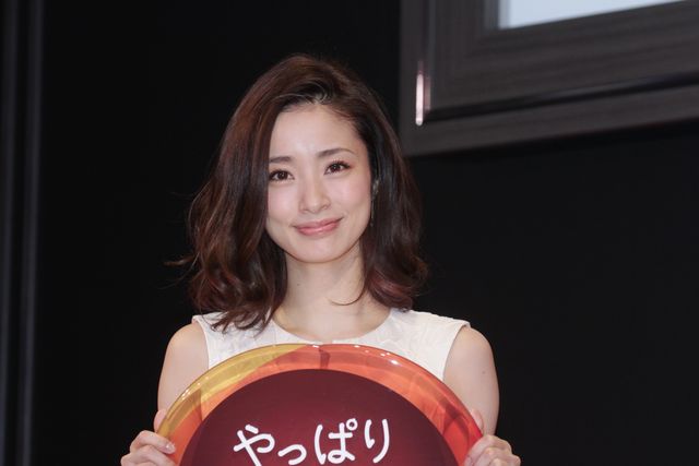 ママになった上戸彩、春らしいワンピースで登場！「イソジン」新CM発表会フォトギャラリー（4枚目）