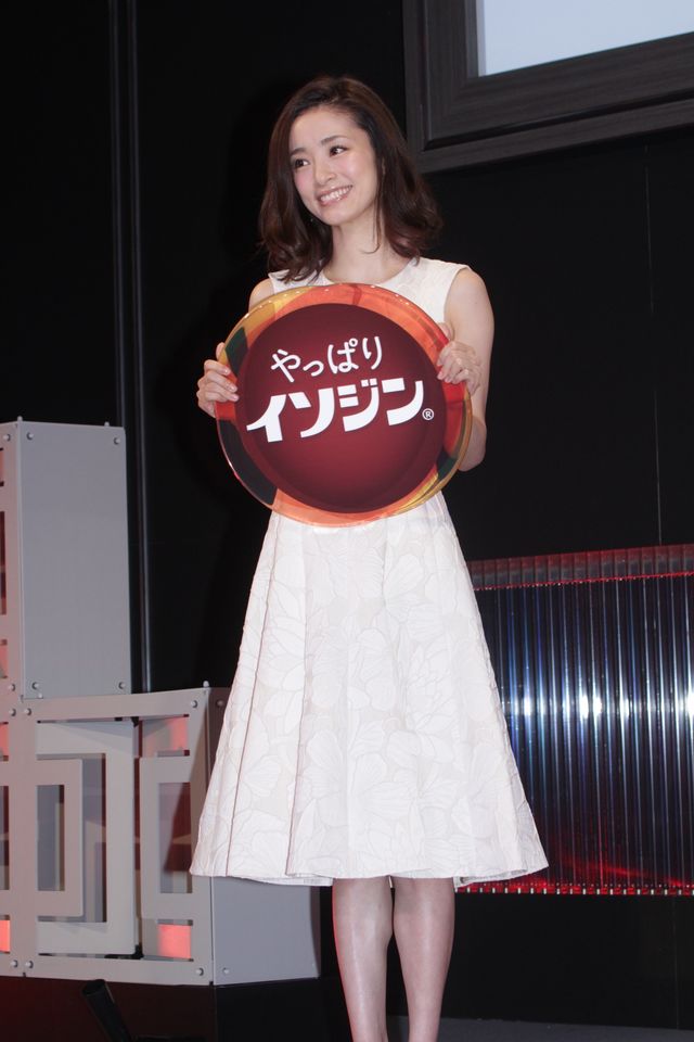 ママになった上戸彩、春らしいワンピースで登場！「イソジン」新CM発表会フォトギャラリー（5枚目）