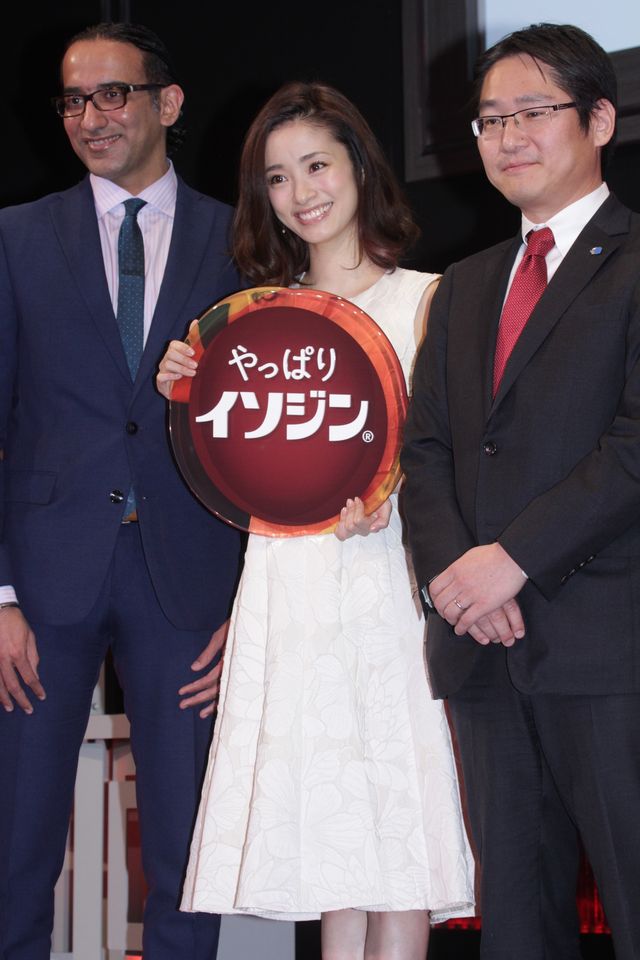 ママになった上戸彩、春らしいワンピースで登場！「イソジン」新CM発表会フォトギャラリー（6枚目）