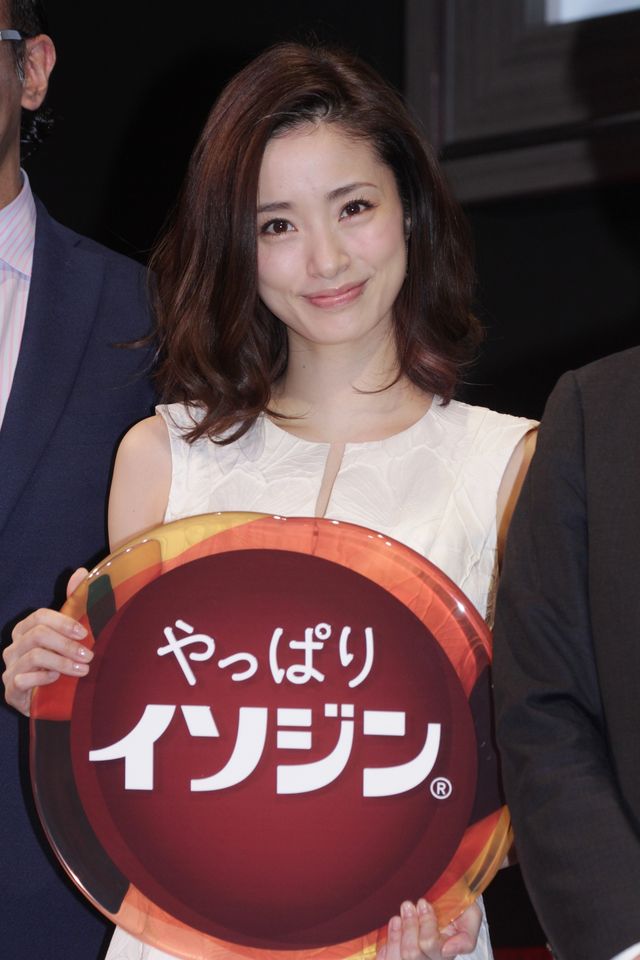 ママになった上戸彩、春らしいワンピースで登場！「イソジン」新CM発表会フォトギャラリー（7枚目）
