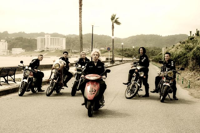 芭流覇羅との決戦に臨むマイキーとドラケン！映画『東京リベンジャーズ2 血のハロウィン編　－運命－＆－決戦－』場面カット（2枚目）