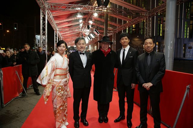 左から竹内結子、黒沢清監督、ディーター・コスリック（ベルリン国際映画祭ディレクター）、西島秀俊、香川照之