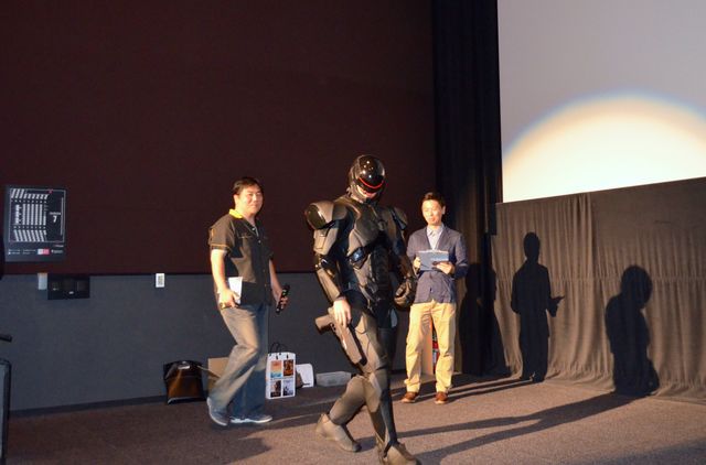 ロボコップ、映画館の平和を守るため自ら場内を掃除する　画像ギャラリー：フォトギャラリー