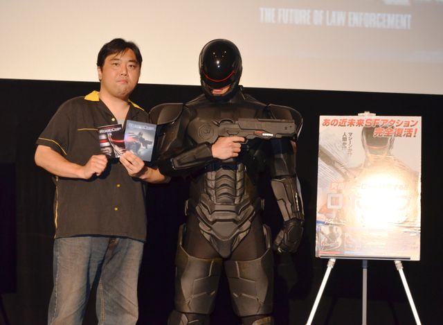 ロボコップ、映画館の平和を守るため自ら場内を掃除する　画像ギャラリー（2枚目）