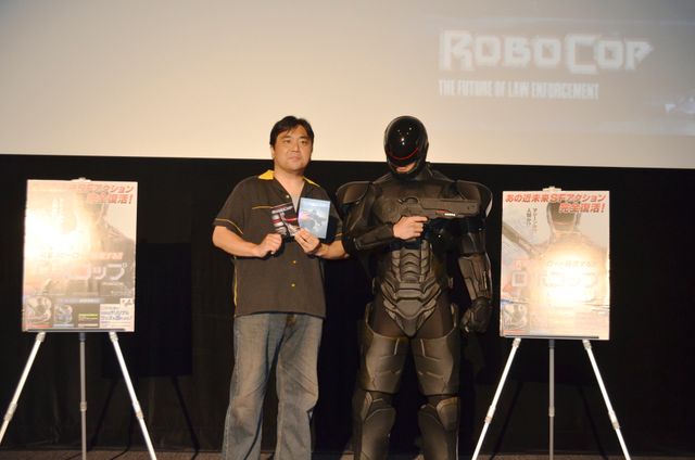 ロボコップ、映画館の平和を守るため自ら場内を掃除する　画像ギャラリー（3枚目）