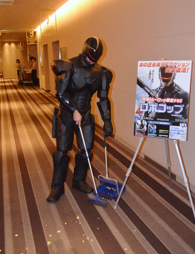 ロボコップ、映画館の平和を守るため自ら場内を掃除する　画像ギャラリー（5枚目）