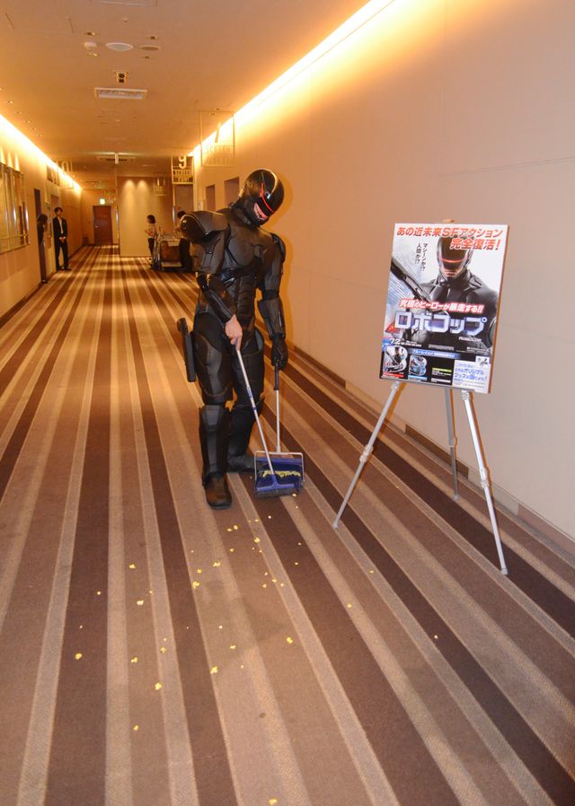 ロボコップ、映画館の平和を守るため自ら場内を掃除する　画像ギャラリー（6枚目）