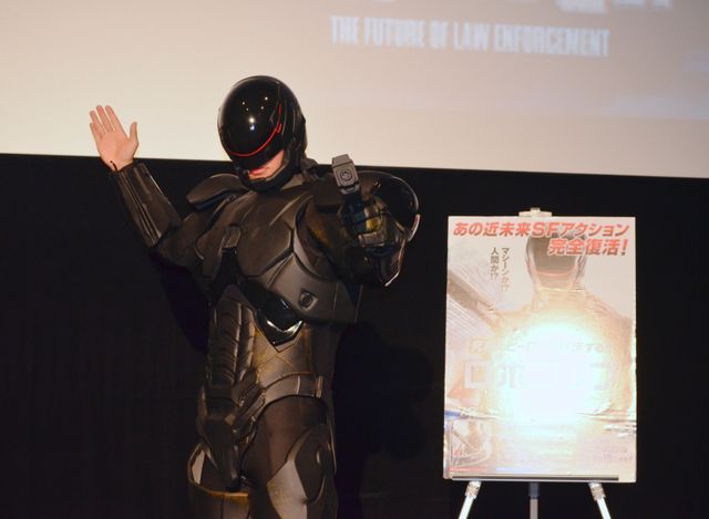 ロボコップ、映画館の平和を守るため自ら場内を掃除する　画像ギャラリー（8枚目）