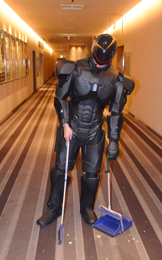 ロボコップ、映画館の平和を守るため自ら場内を掃除する　画像ギャラリー（9枚目）