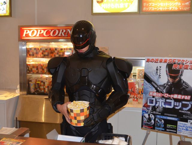 ロボコップ、映画館の平和を守るため自ら場内を掃除する　画像ギャラリー（10枚目）