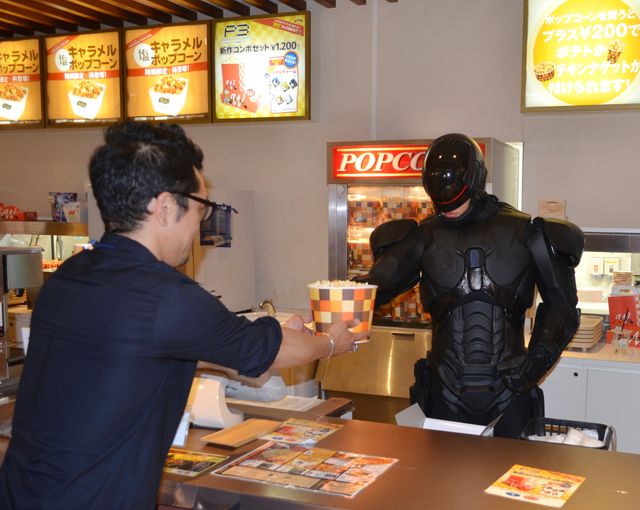 ロボコップ、映画館の平和を守るため自ら場内を掃除する　画像ギャラリー（11枚目）