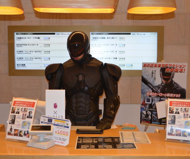 ロボコップ、映画館の平和を守るため自ら場内を掃除する　画像ギャラリー（13枚目）