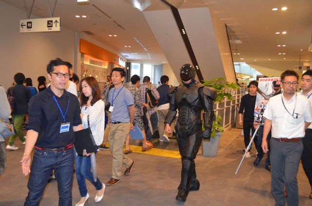 ロボコップ、映画館の平和を守るため自ら場内を掃除する　画像ギャラリー（14枚目）