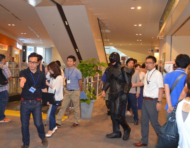 ロボコップ、映画館の平和を守るため自ら場内を掃除する　画像ギャラリー（15枚目）