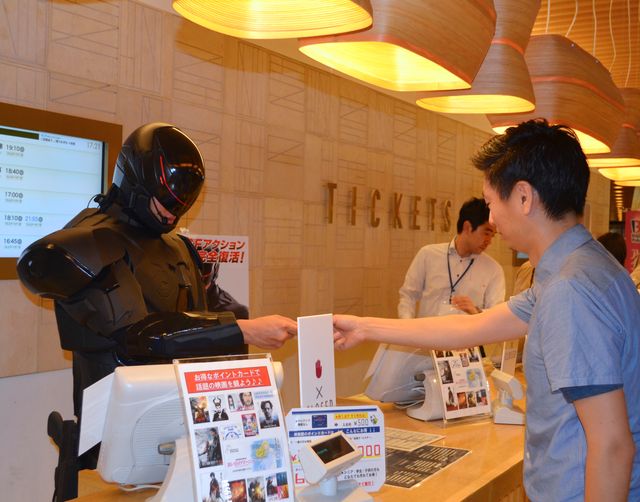 ロボコップ、映画館の平和を守るため自ら場内を掃除する　画像ギャラリー（16枚目）