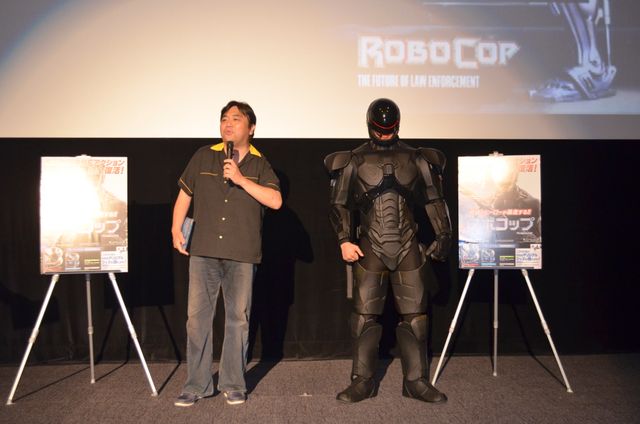 ロボコップ、映画館の平和を守るため自ら場内を掃除する　画像ギャラリー（17枚目）