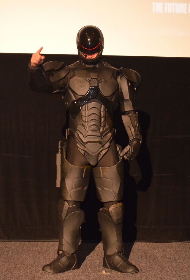 ロボコップ、映画館の平和を守るため自ら場内を掃除する　画像ギャラリー（18枚目）