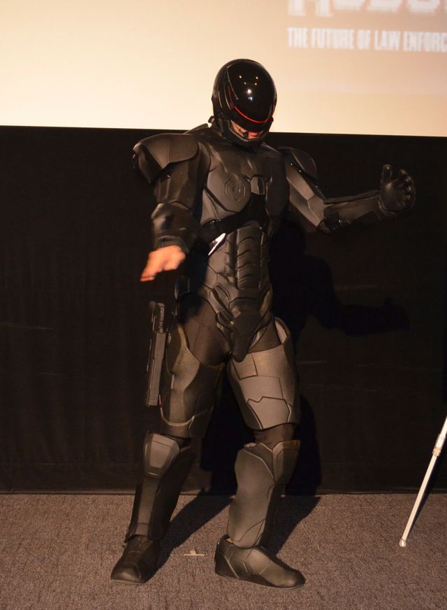 ロボコップ、映画館の平和を守るため自ら場内を掃除する　画像ギャラリー（19枚目）