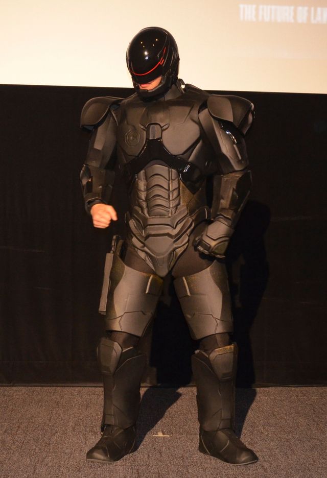 ロボコップ、映画館の平和を守るため自ら場内を掃除する　画像ギャラリー（21枚目）