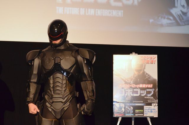 ロボコップ、映画館の平和を守るため自ら場内を掃除する　画像ギャラリー（23枚目）