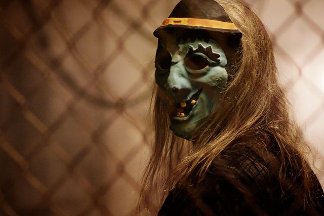 美女が血まみれ…『ホーンテッド　世界一怖いお化け屋敷』場面写真（2枚目）