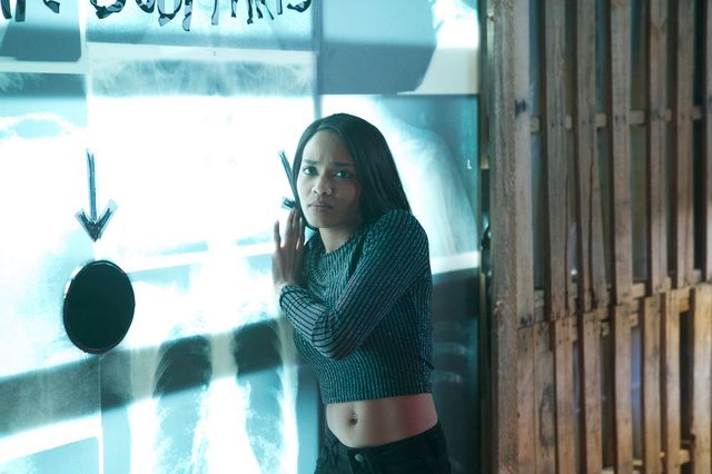 美女が血まみれ…『ホーンテッド　世界一怖いお化け屋敷』場面写真（4枚目）