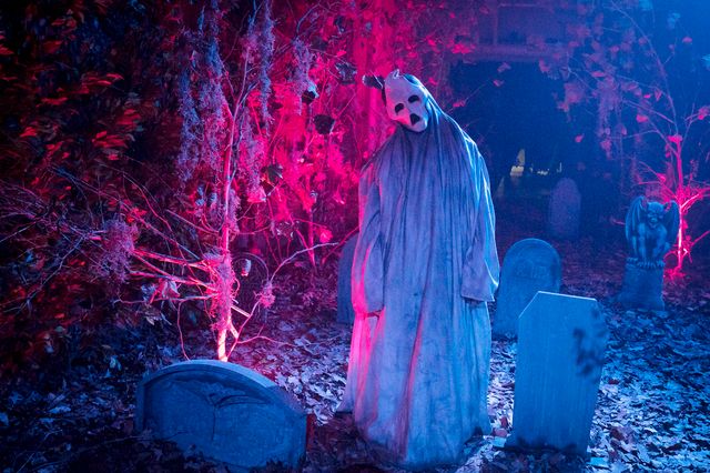 美女が血まみれ…『ホーンテッド　世界一怖いお化け屋敷』場面写真（5枚目）