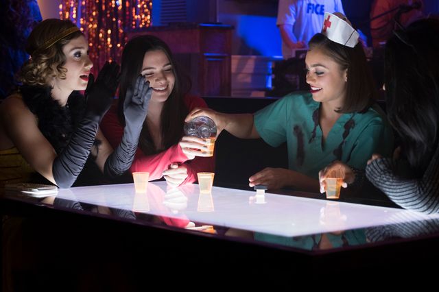 美女が血まみれ…『ホーンテッド　世界一怖いお化け屋敷』場面写真（8枚目）