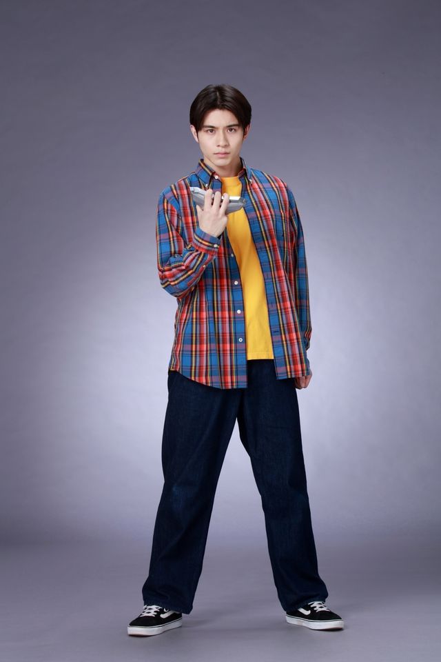 独りぼっちのウルトラマン…60周年記念作品「ウルトラマンテオ」主人公ビジュアル＆変身アイテム（4枚目）