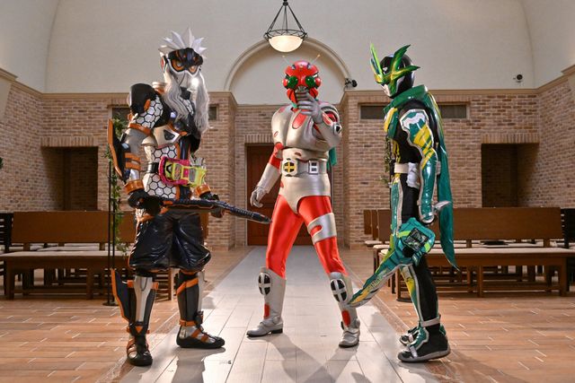 季節のおすすめ商品 仮面ライダー剣写真集 A: CATEGORY | Amazon