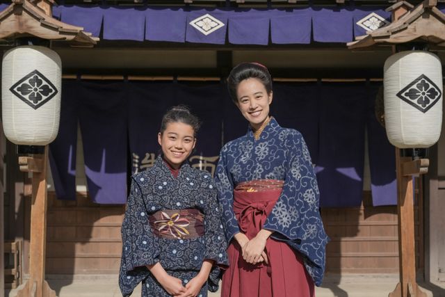 ヒロイン幼少期役の村上蘭（左）＆主演の石橋静河（右）