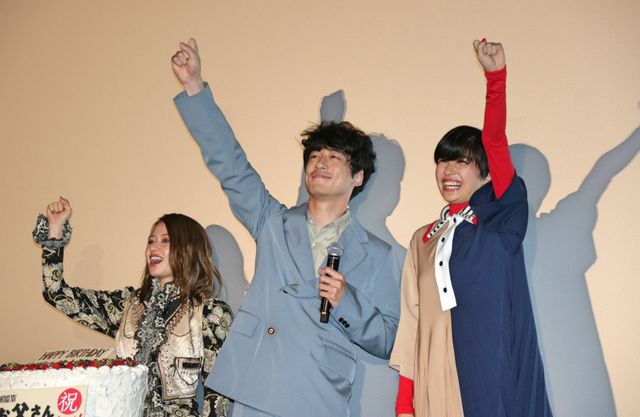 坂口健太郎＆佐久間由衣＆山本舞香、めっちゃ仲良し！『劇場版　ファイナルファンタジーXIV 光のお父さん』大ヒット御礼舞台あいさつ（10枚目）